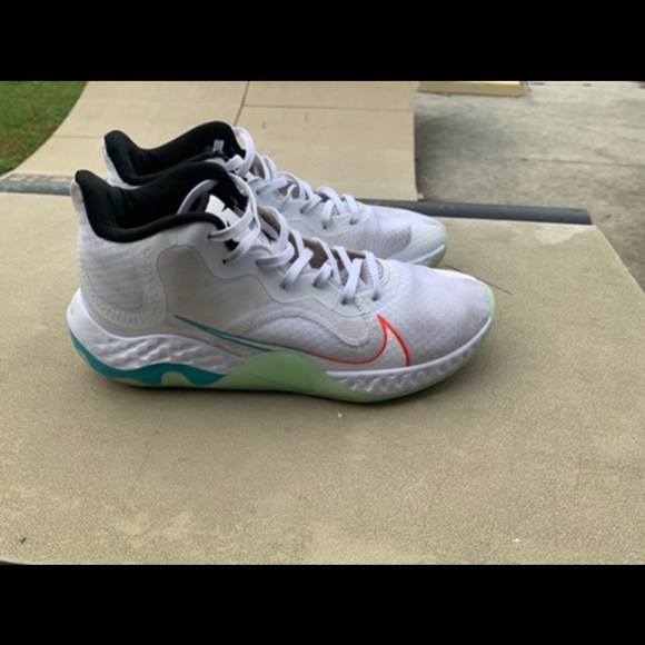 Size 9 Nike basketball shoes - Picture 4 of 5